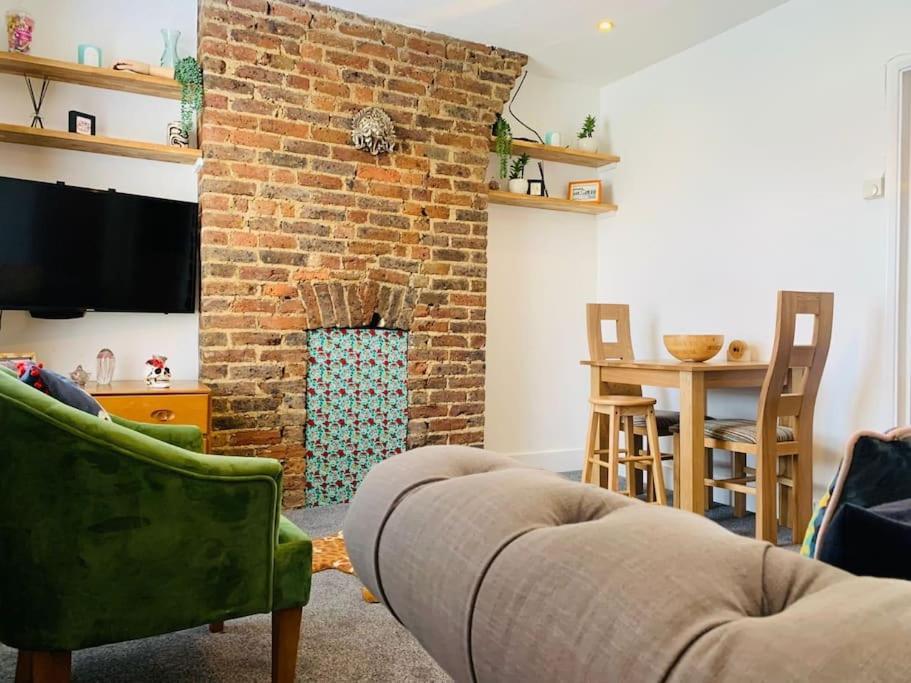 Funky 2 Bedroom Apartment In Town Centre Hastings Buitenkant foto